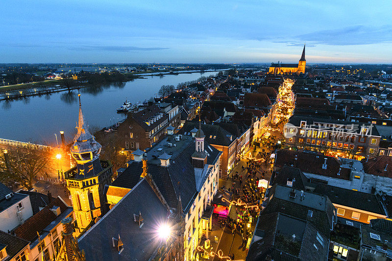 荷兰Overijssel Kampen购物街的夜景